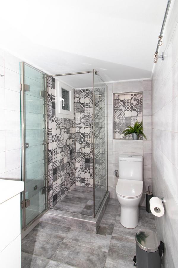 Large, Sunny, Modern Apartment Fully Renovated, Next To Agia Sofia Thessaloníki Exteriör bild